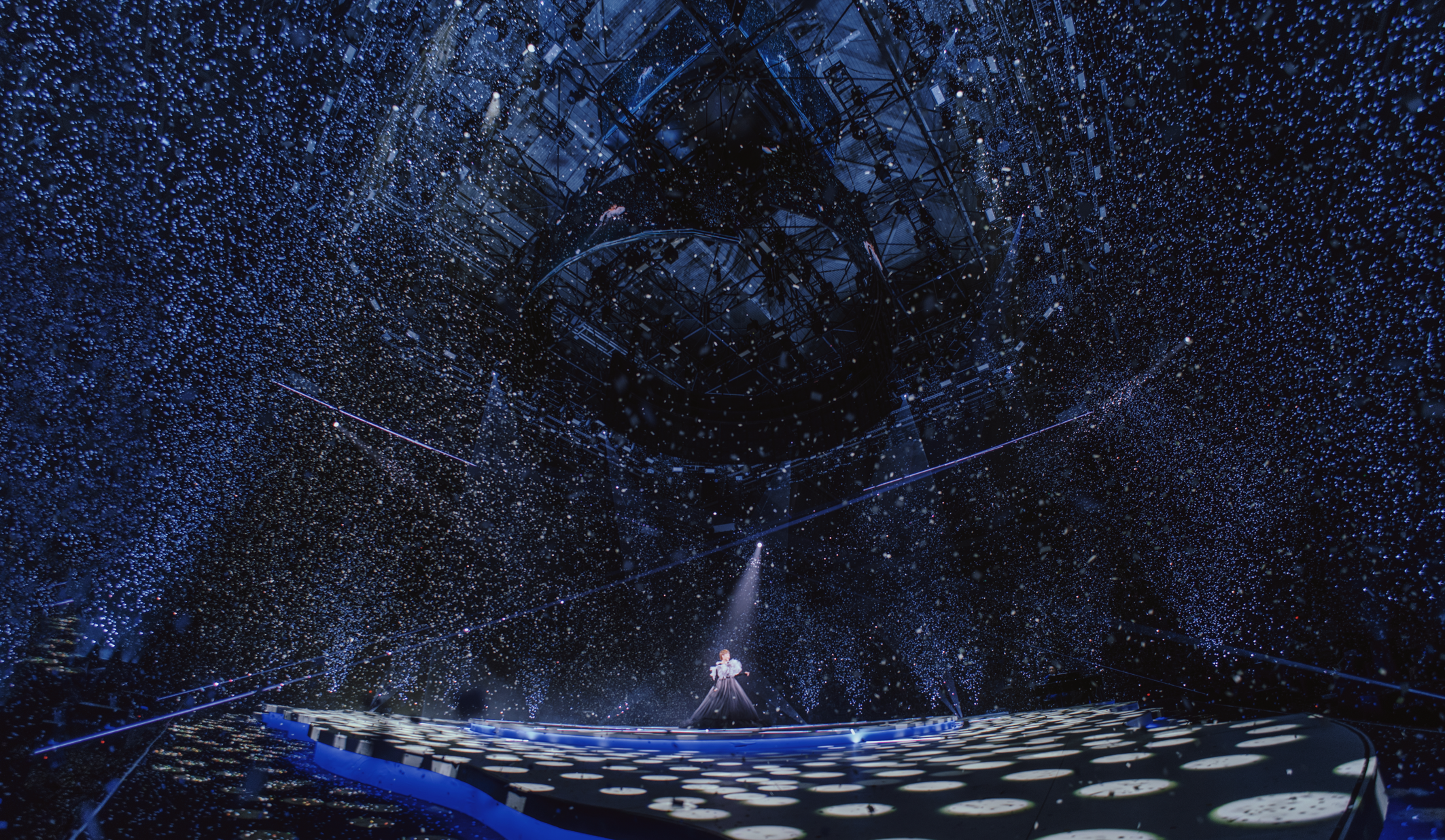 現場觀眾熄掉螢光棒改開手機射燈揮動,並大叫「生日快樂」慶祝慧嫻60歲大壽。