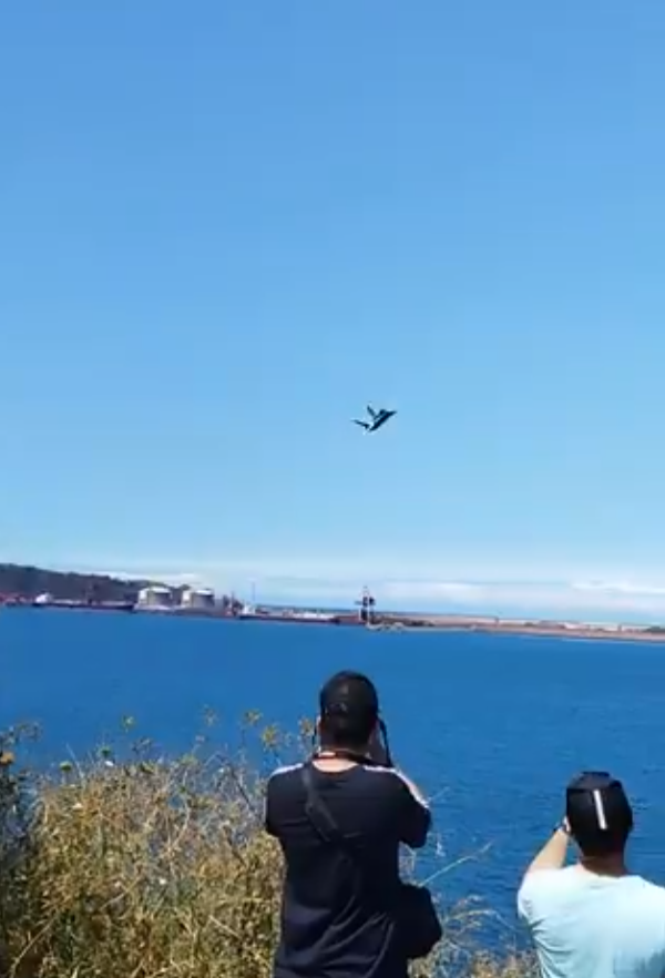 西班牙戰機噴煙俯衝擠滿人海灘 民眾:嚇死人(有片)