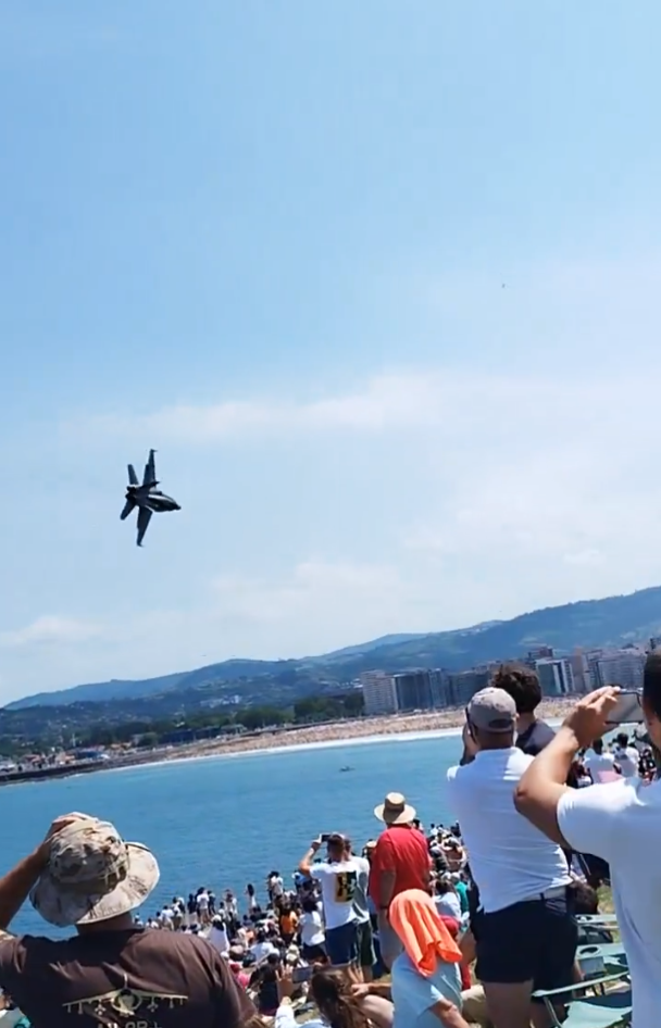 西班牙戰機噴煙俯衝擠滿人海灘 民眾:嚇死人(有片)