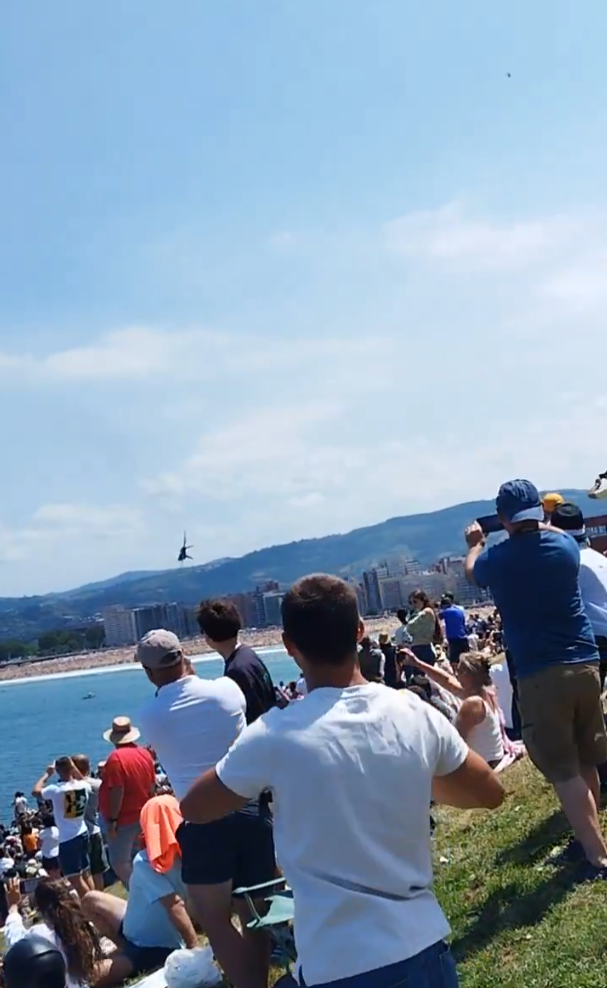 西班牙戰機噴煙俯衝擠滿人海灘 民眾:嚇死人(有片)