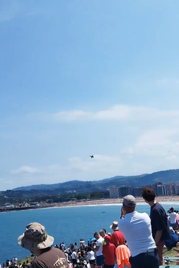 西班牙戰機噴煙俯衝擠滿人海灘 民眾:嚇死人(有片)