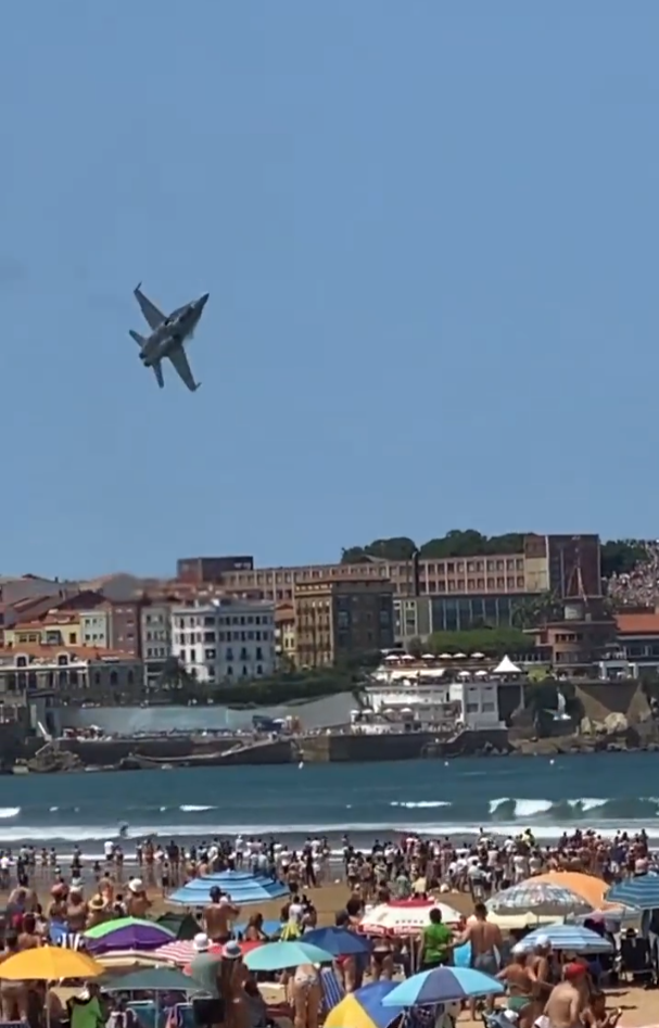 西班牙戰機噴煙俯衝擠滿人海灘 民眾:嚇死人(有片)