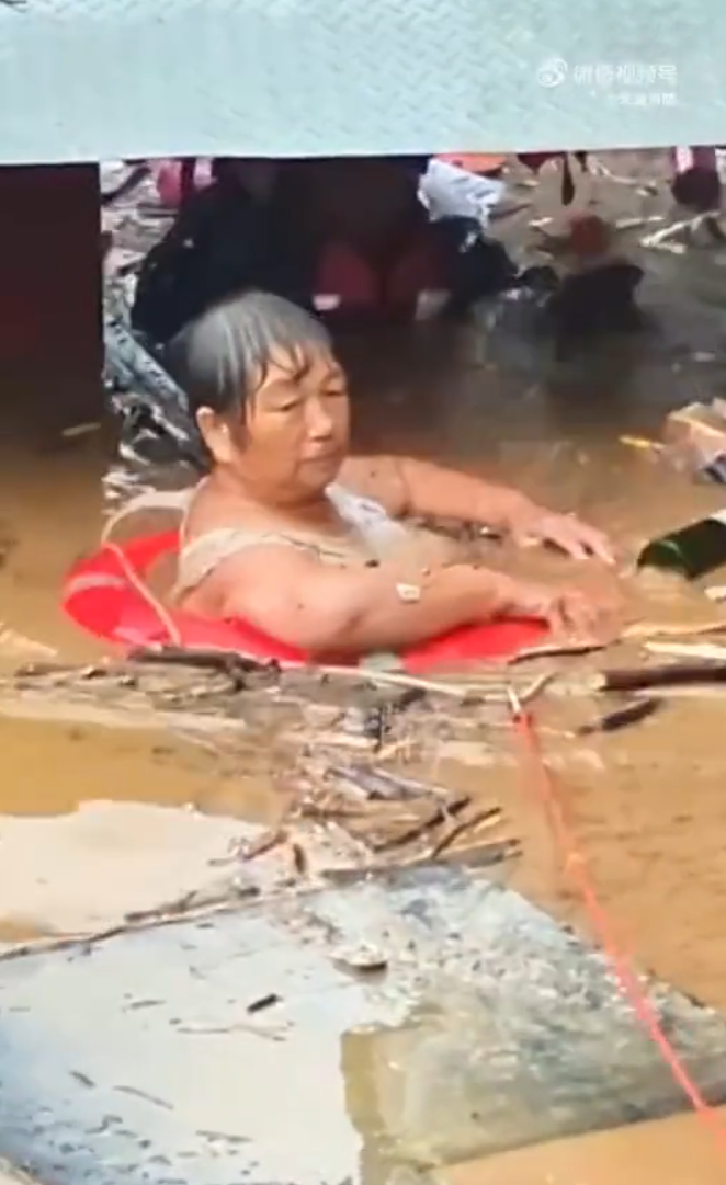 消防救援人員發現後,立即跳入齊脖深的洪水,將老人救下後,一邊用救生圈拖住老人前行,一邊用手撥開漂浮物避免老人受傷,
