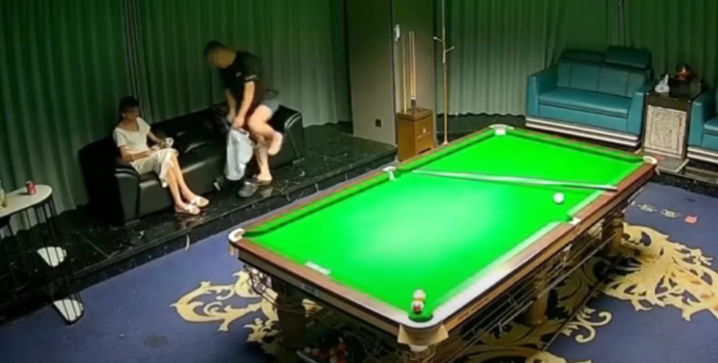 內地社交平台近日流傳影片,顯示江蘇省沭陽縣有3名男女,在桌球室找一名年輕女子陪打「對戰」期間,當中一名中年大叔竟然與「陪打女」在包廂上演「活春宮」,6分鐘過程被包廂內的監視器拍下。(影片截圖)