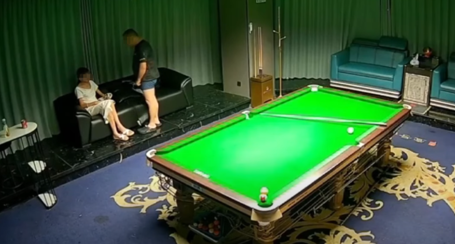 內地社交平台近日流傳影片,顯示江蘇省沭陽縣有3名男女,在桌球室找一名年輕女子陪打「對戰」期間,當中一名中年大叔竟然與「陪打女」在包廂上演「活春宮」,6分鐘過程被包廂內的監視器拍下。(影片截圖)
