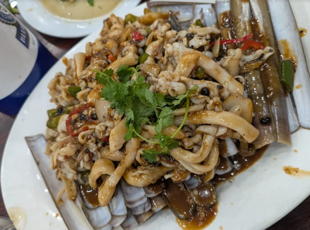 鴨脷洲街市熟食中心將於8月1日展開優化攤檔工程,惟其中一家人氣海鮮加工老店「珠記」選擇榮休結業(Google資料圖片)