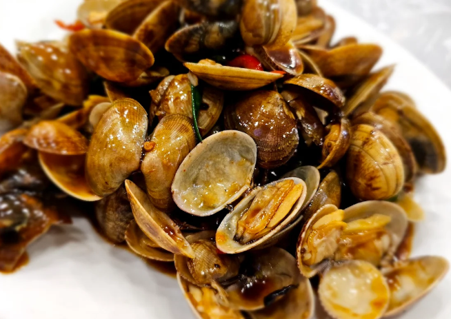 鴨脷洲街市熟食中心將於8月1日展開優化攤檔工程,惟其中一家人氣海鮮加工老店「珠記」選擇榮休結業(Google資料圖片)