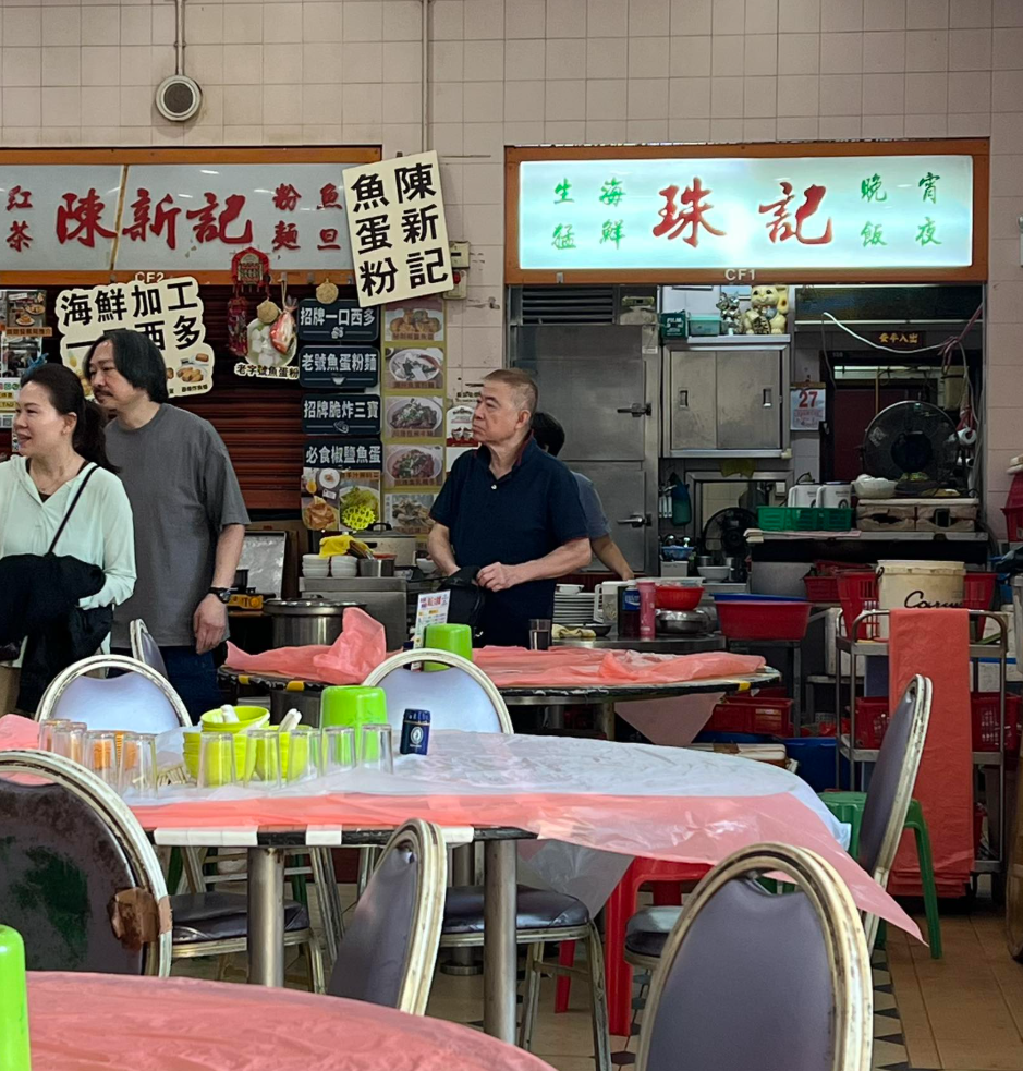 鴨脷洲街市熟食中心將於8月1日展開優化攤檔工程,惟其中一家人氣海鮮加工老店「珠記」選擇榮休結業,陳新記選擇繼續留低營業。(鴨脷洲西邨吹水台fb)