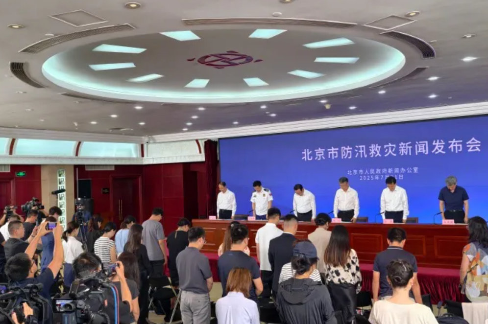 北京早前連日暴雨至今已造成44人死,9人失蹤。在記者會上,現場全體肅立默哀1分鐘。(網上圖片)