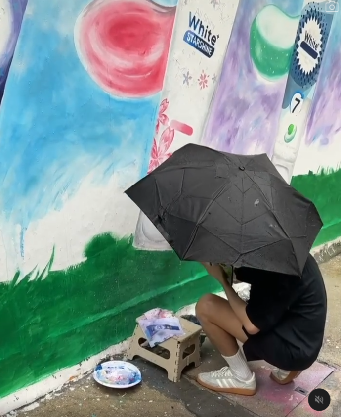 皮忠冒住雨努力製作。