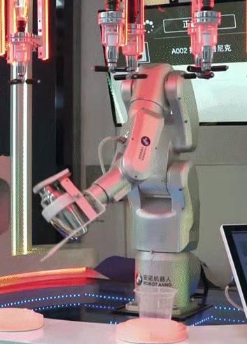 安諾AI調酒機械人能在45秒內調製出一杯特調酒。(網上圖片)