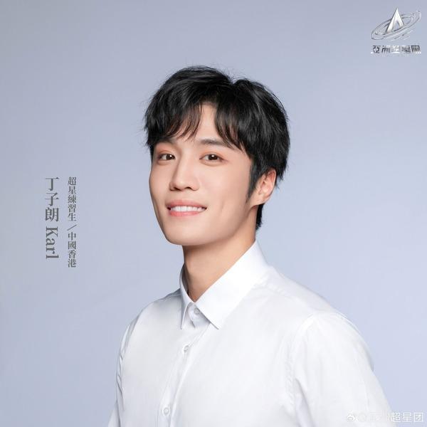 丁子朗參加《亞洲超星團》團的「韓妝」造型,跟在《執法者們》的造型,相差甚遠。