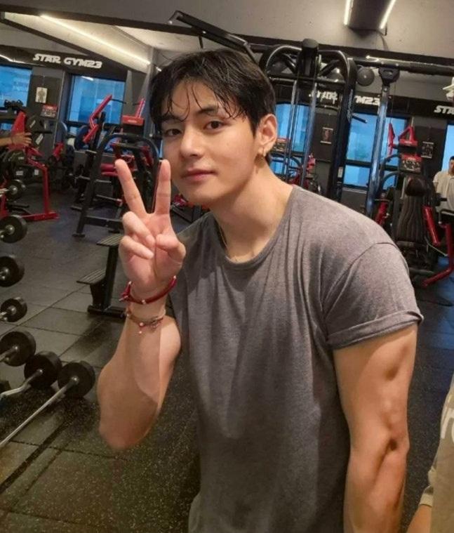 V被Google正式評選為「21世紀搜尋次數最多的韓流偶像」。