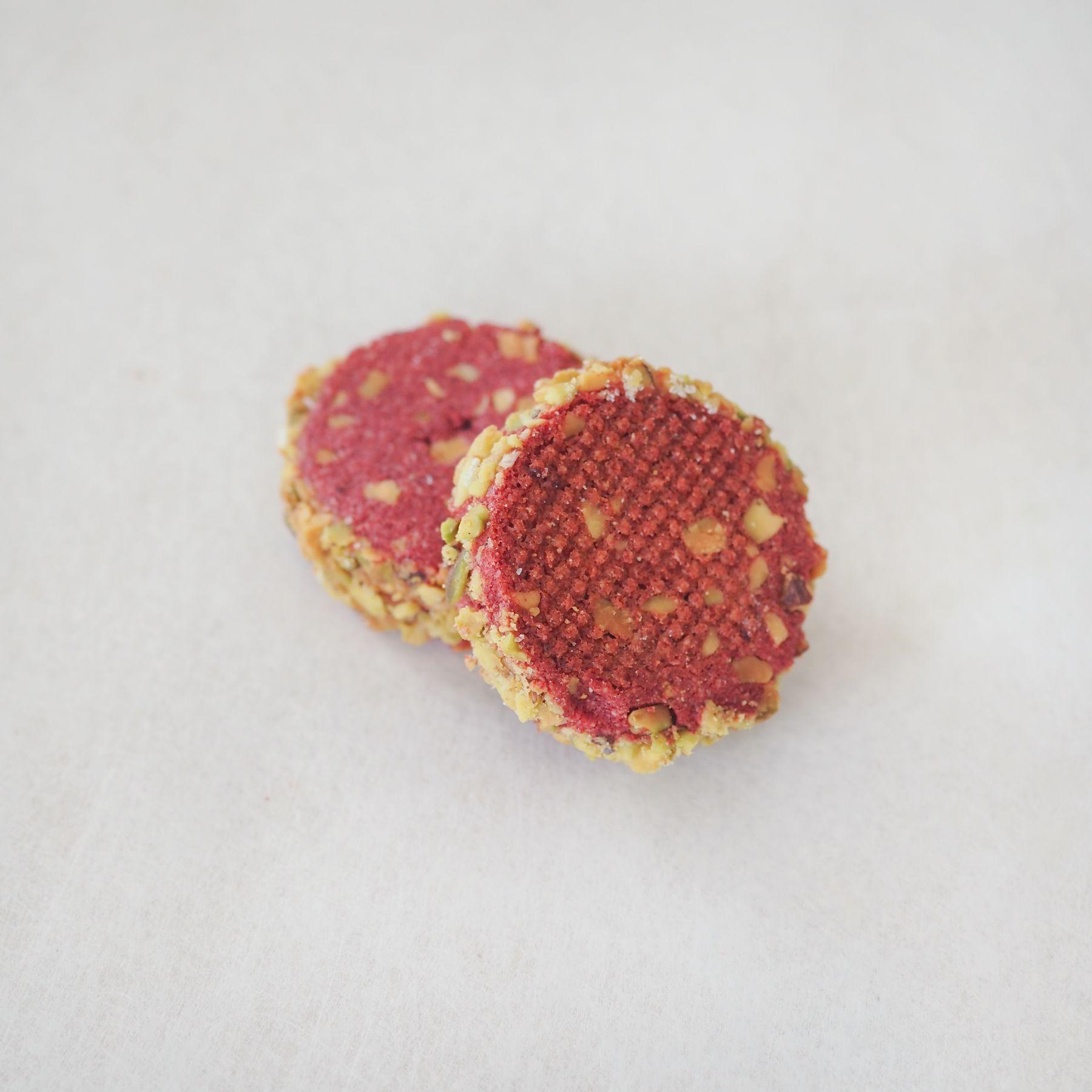 開心果紅菜頭曲奇邊緣裹滿開心果碎,酥鬆香脆,蔬果清香結合堅果香氣。