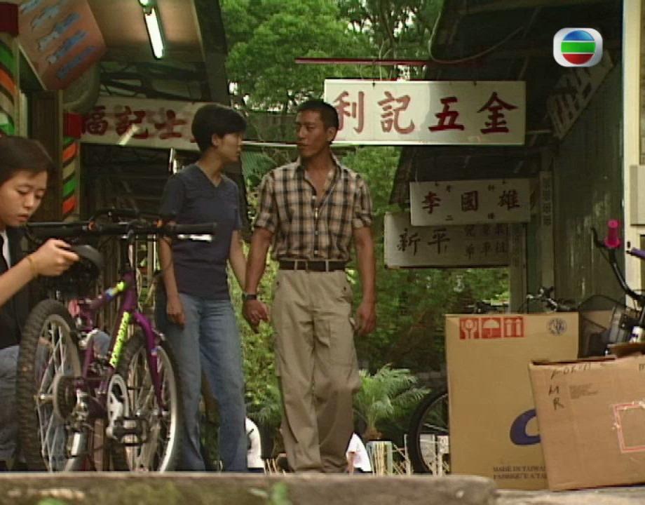 《離島特警》在坪洲實景拍攝,當中安心、安順家開的辦館、警員們踩着單車巡邏等情節有如坪洲的名信片,帶領觀眾遊走這個平淡而充滿人情味的小島。(圖片來源:影片截圖)