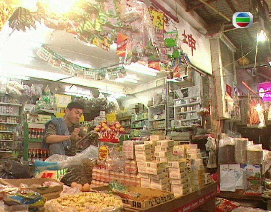 《離島特警》在坪洲實景拍攝,當中安心、安順家開的辦館、警員們踩着單車巡邏等情節有如坪洲的名信片,帶領觀眾遊走這個平淡而充滿人情味的小島。(圖片來源:影片截圖)