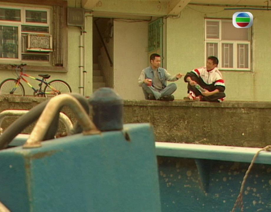 《離島特警》在坪洲實景拍攝,當中安心、安順家開的辦館、警員們踩着單車巡邏等情節有如坪洲的名信片,帶領觀眾遊走這個平淡而充滿人情味的小島。(圖片來源:影片截圖)