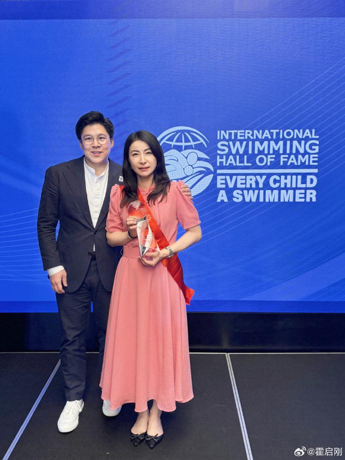 霍啟剛發文祝賀愛妻之餘,更親身飛到當地陪太太領獎。