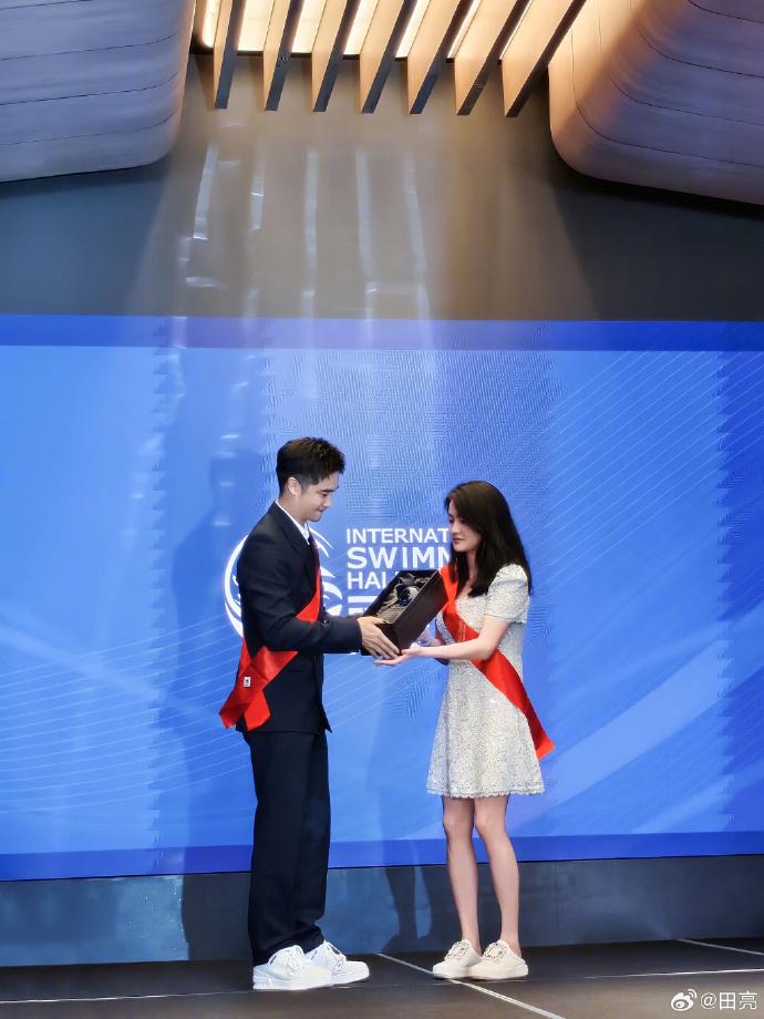 陳若琳在田亮手上,接過「國際游泳名人堂」的獎項。