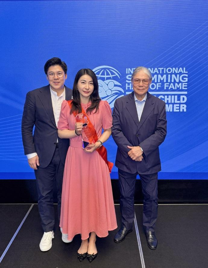 新抱獲獎,霍老爺非常高興。