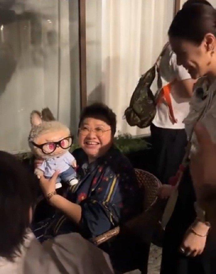 韓紅不停向旁表示,她與Labubu撞樣