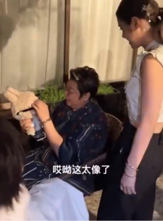 鍾懿帶來一隻Labubu作禮物,送給節目製片人韓紅。