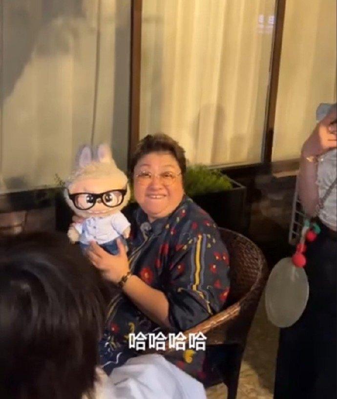 韓紅咧起哨牙,模仿Labubu笑容。