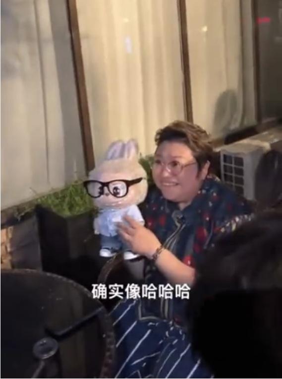 韓紅不停向旁表示,她與Labubu撞樣。