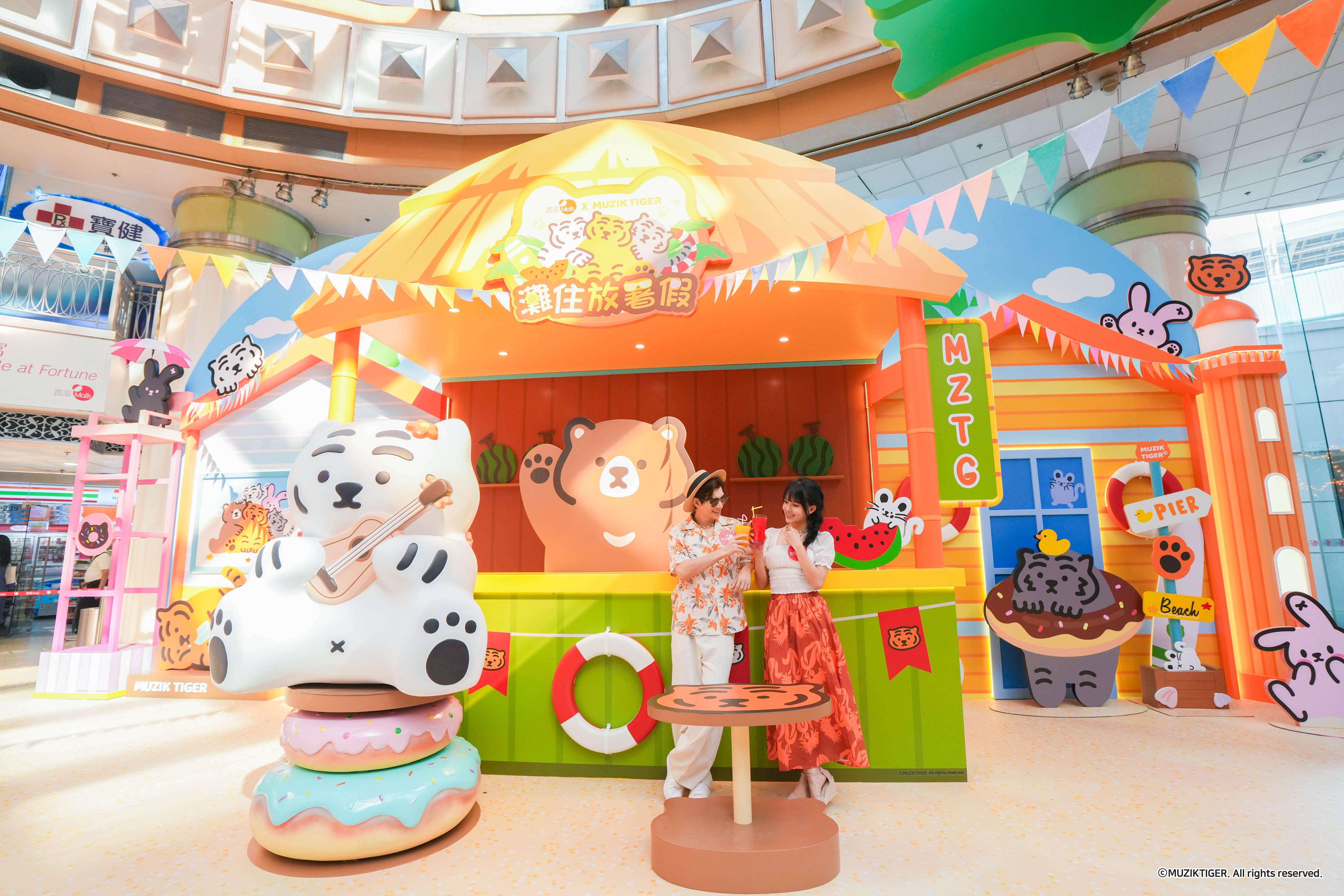 頭戴大紅花的Teeffee正在椰影搖曳的棕櫚木屋中彈奏吉他,隨著微風飄揚的即興旋律