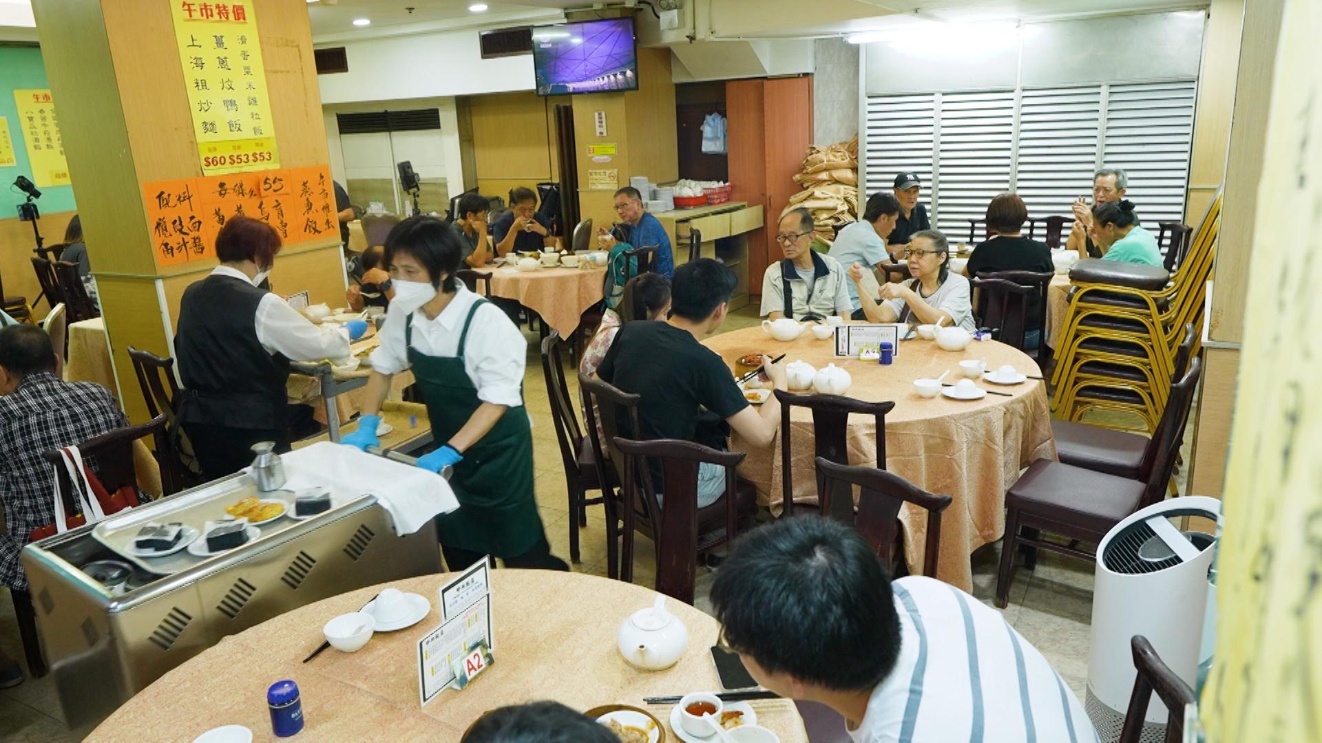 香港碩果僅存,推點心車叫賣的舊式茶樓。