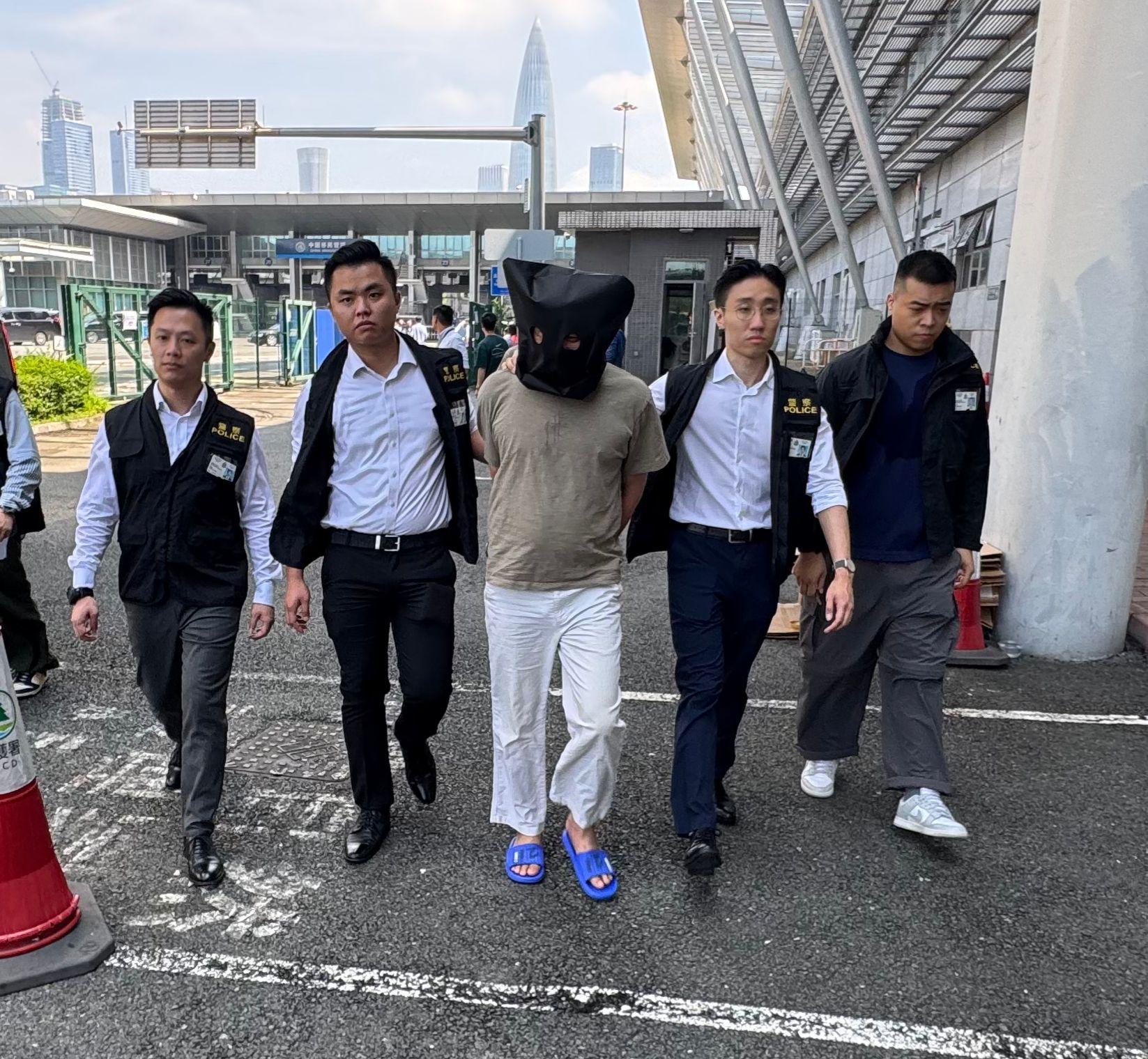 香港警方今日(25日)接收販毒案潛逃內地6年男疑犯。(警方圖片)