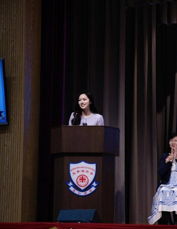 畢業典禮不僅是學子們的重要時刻,也讓馮盈盈再次展現了她的正能量。