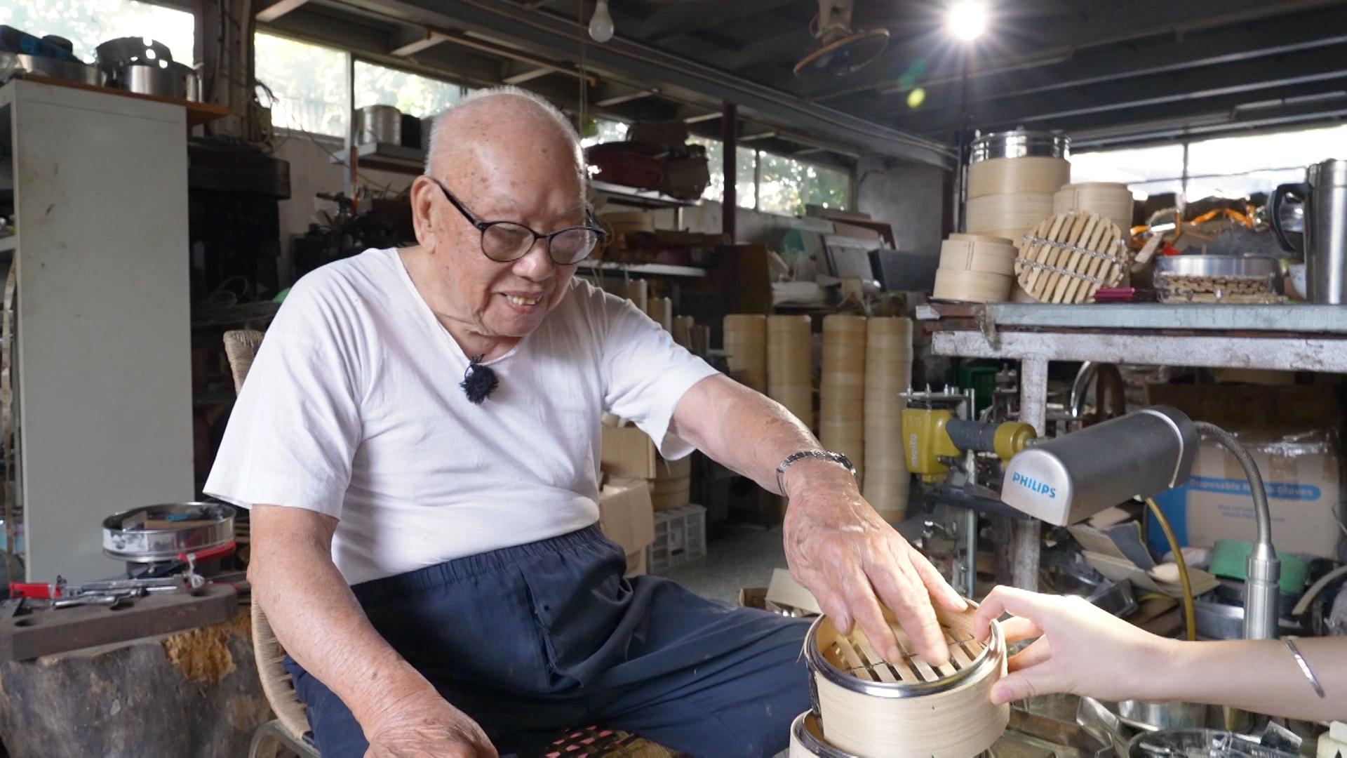 高峰時期,明叔一日可以完成2、3百個蒸籠。