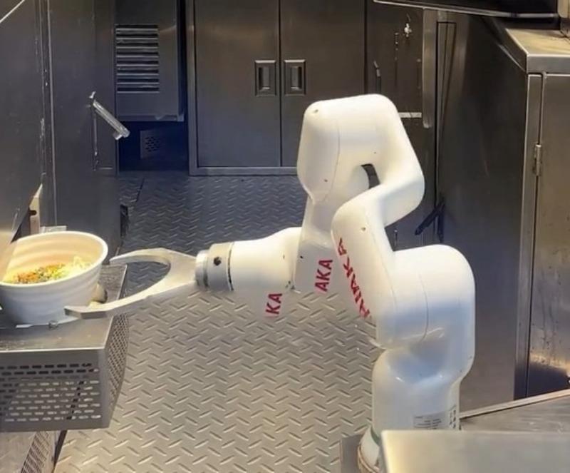 深圳無人麵館內有一台麵條機械人,機械臂能靈活擀麵、煮麵、倒麵湯,從點單到出餐僅需48秒。(圖片來源:網上片段截圖)