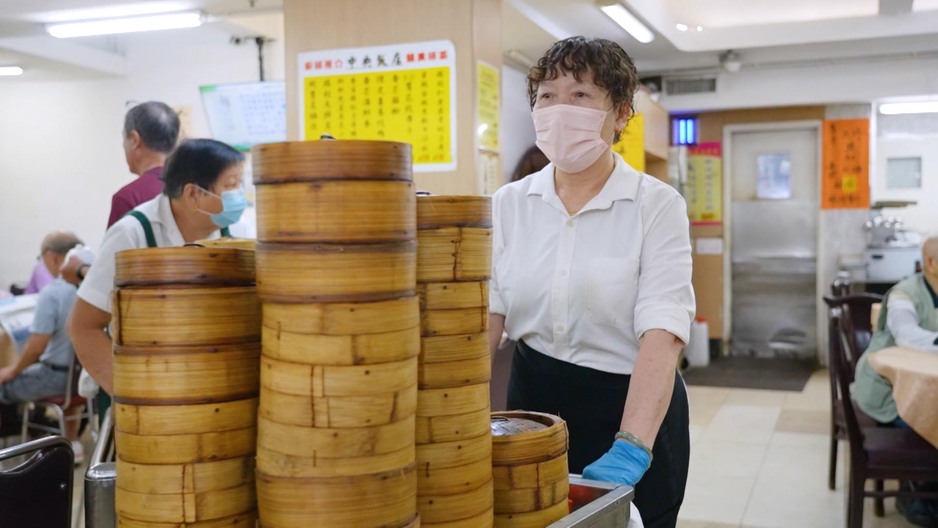 點心車姐姐稱點心車頗重,需要用暗力來推。