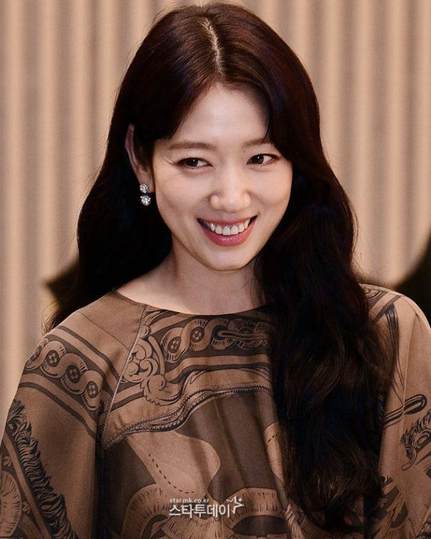 朴信惠今次扮演僅20歲的新進職員,只有35歲的她,年輕容貌令人信服。