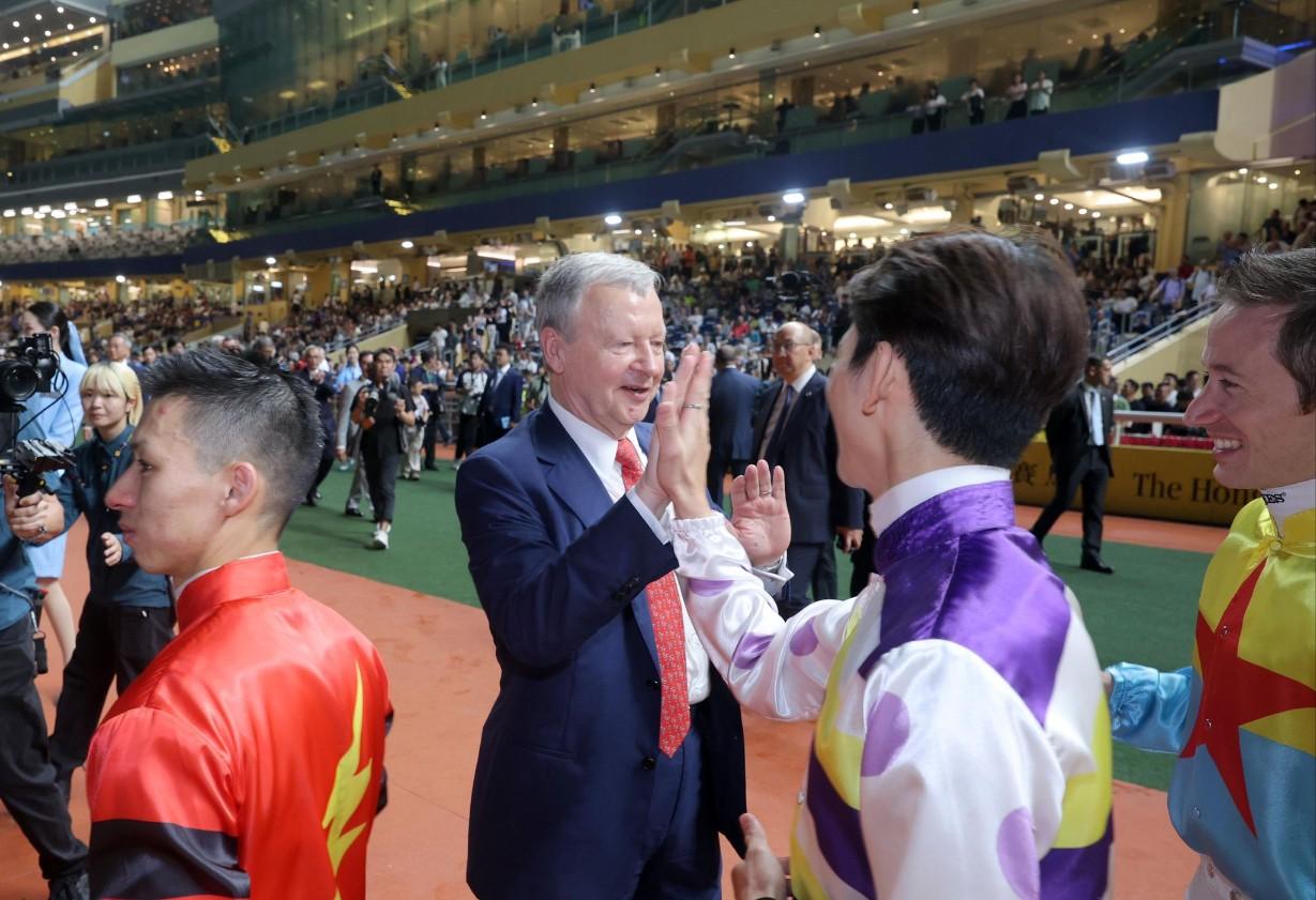 馬會行政總裁應家柏與一眾騎師慶祝馬季煞科。