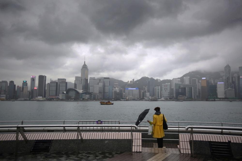 今日間中有驟雨及狂風雷暴,日間最高約29度。(資料圖片)