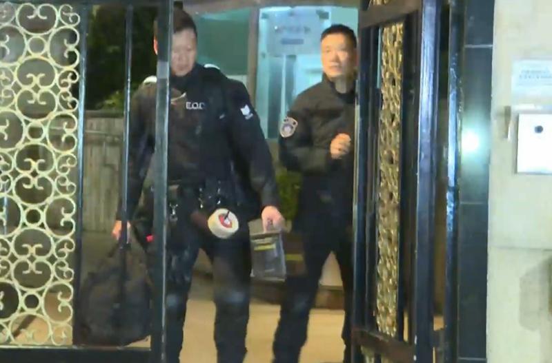 葵涌雍雅軒冒煙約300人疏散,13歲男童涉藏煙霧彈被捕。(有線新聞截圖)