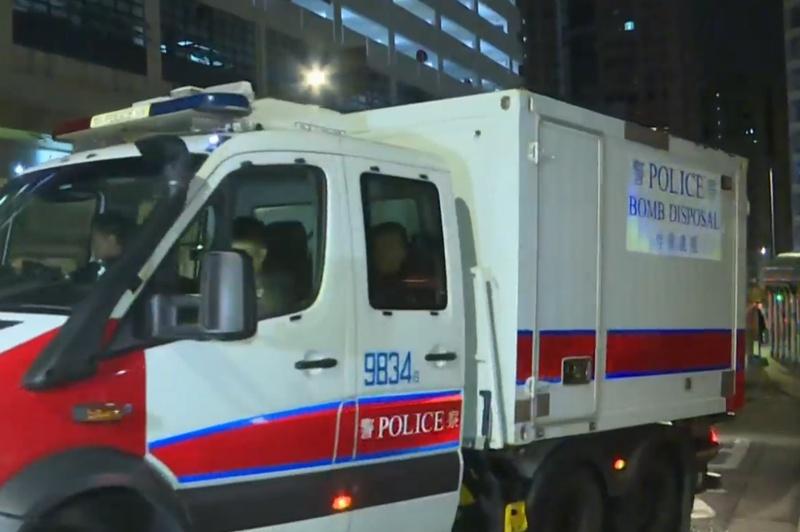 警方爆炸品處理課(EOD)到場調查。(有線新聞截圖)