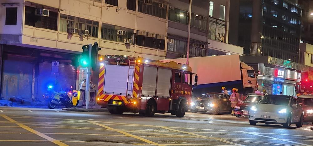 貨車先撞向左邊鐵欄,再剷上路中石壆,石屎打中對面線4輛汽車。(FB/車cam L(香港群組))