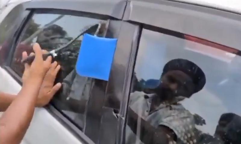 最後召來鎖匠,終於把門打開。(X)