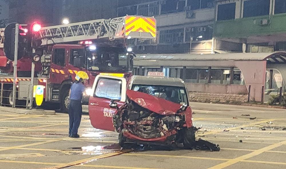 的士車頭損毀嚴重,橫亘路中。(FB/車cam L(香港群組))