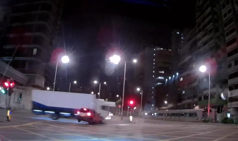 當時正值紅燈,的士疑衝燈直駛攔腰撞向貨車。(FB/車cam L(香港群組))