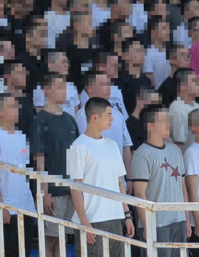 一位母親上載車銀優入伍集訓的照片,並對兒子說對不起,因為被車銀優的樣貌吸引。