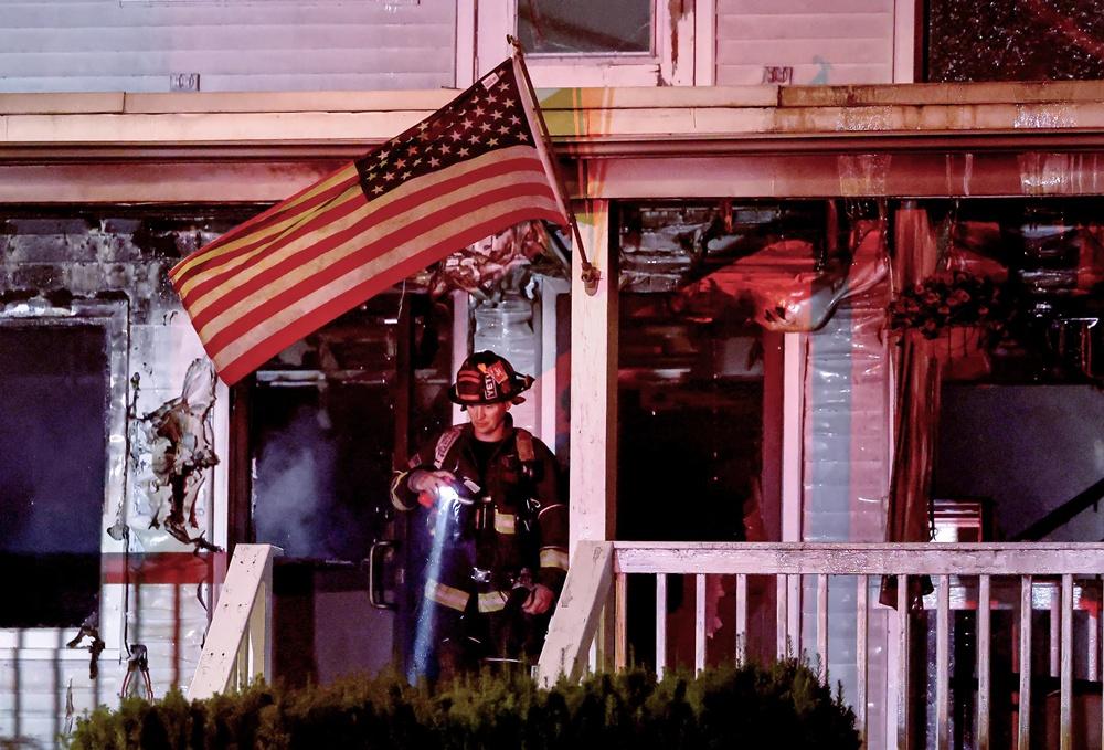 消防局指,消防員到達時,有些人正站在窗邊等候救援,幾名被救出的住客當場被宣布死亡。(X)