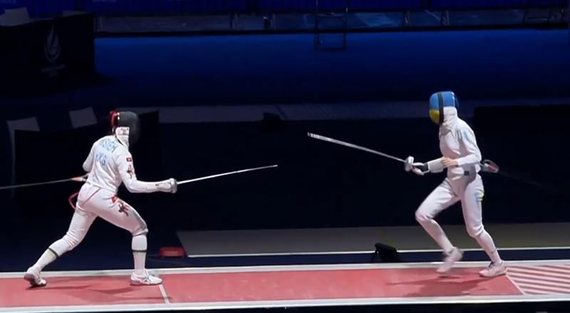 佘繕妡最後戰至8:8平手,並憑「決一劍」取勝,為港隊在首個競賽日奪金。(有線新聞截圖)