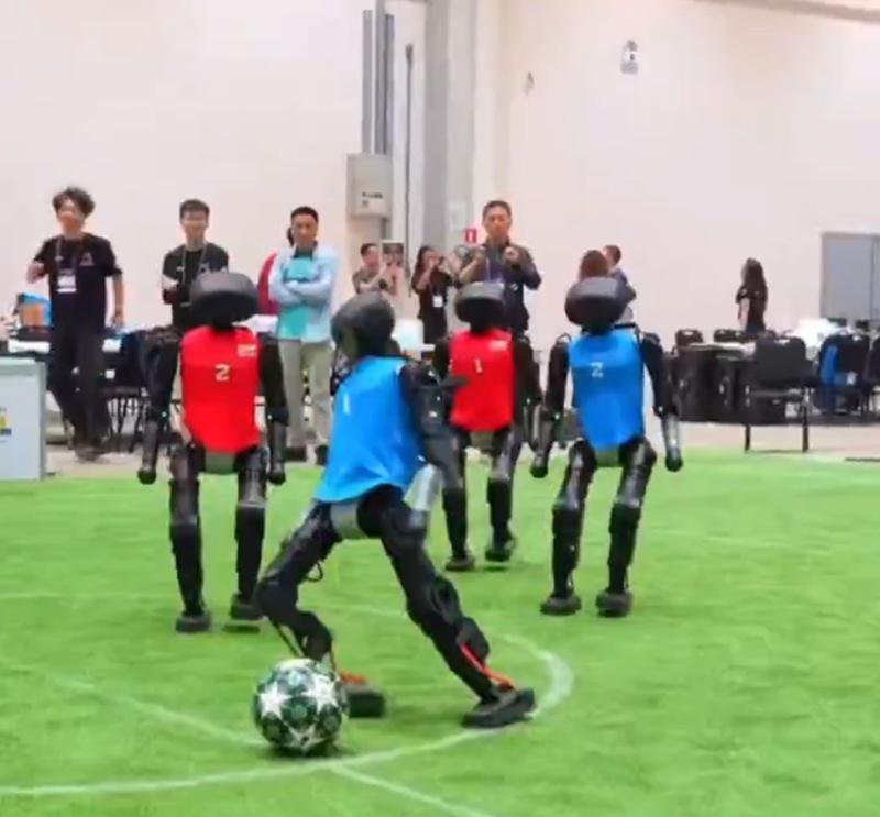 場上全部都是自主機械人,沒有受人控制。(X)