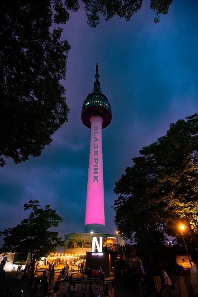 N首爾塔出現了BLACKPINK的標誌。