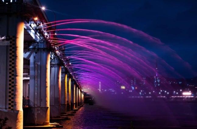 盤浦大橋變成了粉紅色。